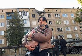 Последствия обстрела жилого дома в Ясиноватой (ДНР)