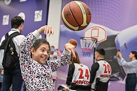 Спортивно-развлекательное мероприятие для семей с детьми с ограниченными возможностями здоровья (ОВЗ) 'Золотая ракетка' на ВДНХ