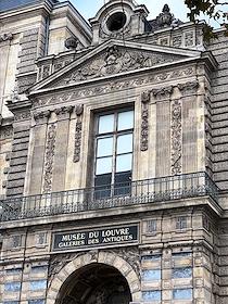 Вид на Лувр, где неделей ранее, 19 октября 2025, были похищены ювелирные украшения из коллекции Наполеона