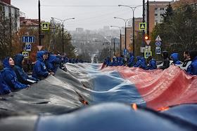 День флага Донецкой Народной Республики. Активисты развернули 200-метровый флаг ДНР в центре города