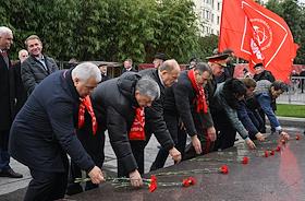 Возложение венков и цветов к Мавзолею В.И. Ленина в 107-ю годовщину со дня рождения Ленинского Комсомола ЦК КПРФ, фракция КПРФ в Госдуме на Красной площади