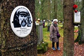 День памяти жертв политических репрессий на Левашовском мемориальном кладбище (Левашовская пустошь). Церемония памяти жертв политических репрессий. Возложение цветов. Чтение имен