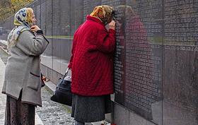 Акция 'Возвращение имен' на Бутовском полигоне в День памяти жертв политических репрессий