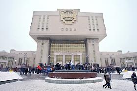 Акция инициативной группы студентов соцфака МГУ проти декана факультета у главного здания на Воробьевых горах и библиотеки МГУ. Студенты выступают с требованиями повышения уровня подготовки специалистов на соцфаке