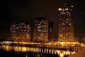 Жилой комплекс 'Алые паруса' ночью