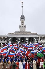 Праздничные мероприятия Дня народного единства в Москве. Флэшмоб активистов 'Молодой Гвардии Единой России' (МГЕР) и 'Волонтерской роты' на Северном речном вокзале. И жанровые фотографии в День народного единства