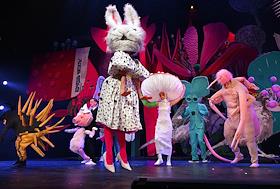 Спектакль 'Три поросенка. Ой' по мотивам английской сказки в переводе поэта Сергея Михалкова режиссера Кирилла Вытоптова на сцене 'Театра на Таганке'