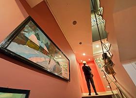 Жанровые фотографии. Посетители на выставке 'Последнее закрытое собрание. Коллекция Куниных' в галерее искусств KGallery