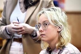 Судебные заседания по делу музыкальной группы 'Стоптайм' в Ленинском районном суде. Солистка группы 'Стоптайм' Наоко (Диана Логинова). Гитарист группы «Стоптайм» Александр Орлов