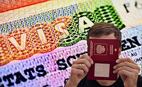 Жанровая фотография.  Заграничный паспорт гражданина России с шенгенской визой