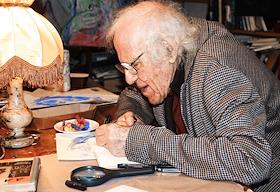 Художник Александр Траугот в своей мастерской