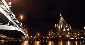 Высотный жилой дом на Котельнической набережной вечером