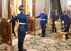 Встреча президента России Владимира Путина и председателем Совета министров Тоголезской Республики Фора Гнассингбе в зеленой гостиной Большого Кремлевского дворца