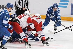 Континентальная Хоккейная Лига (КХЛ). Матч между командами 'Динамо' (Москва) - 'Локомотив' (Ярославль) на стадионе 'ВТБ Арена'