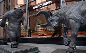 Виды Москвы. Скульптуры в территории Московского международного делового центра 'Москва-Сити' у башни Меркурий. Цифра банк