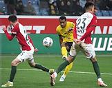 Мир Российская Премьер-Лига (РПЛ) 2025/2026. 17-й тур. Матч между командами 'Ростов' (Ростов-на-Дону) - 'Локомотив' (Москва) на стадионе 'Ростов Арена'