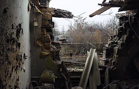 Последствия обстрела жилого дома в Кировском районе Донецка