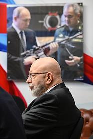 Заседание внутрифракционной группы фракции 'Единая Россия' с участием профессора кафедры прикладного анализа международных проблем МГИМО Дмитрия Саймса