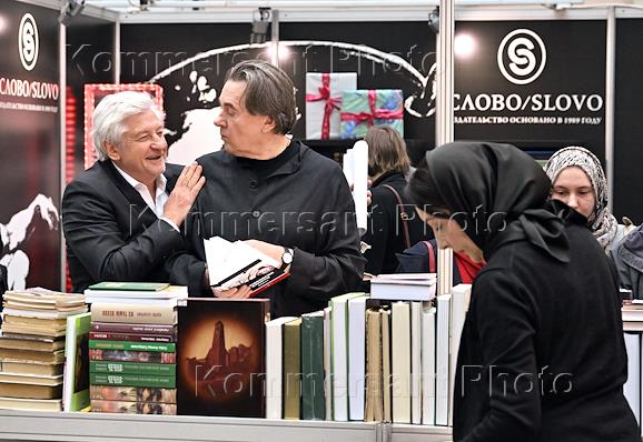 Международная ярмарка интеллектуальной литературы 'non/fictioN27' в Гостином дворе