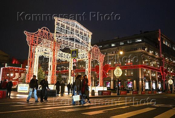 Genre photography. Central Children's Store, Moscow streets decorated to the New Year