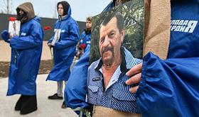 Церемония возложения цветов активистами 'Молодой Республики' и 'Молодой Гвардии Единой России' ДНР в память о погибших защитниках Донбасса и погибших в Великую Отечественную войну у мемориального комплекса 'Донецкое море' в День Героев Отечества