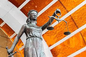 Жанровая фотография. Статуя Фемиды, весы правосудия