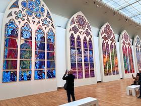 Выставка витражей в парижском Гран-Пале, художникца Клер Табуре спроектировала для Нотр-Дама