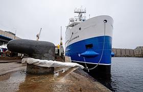 Церемония поднятия флага на новом краболовном судне 'Александр Сапожников' для группы компаний 'Русский краб'