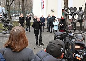 Церемония открытия скульптурной композиции, посвященной создателям многосерийного телефильма 'Семнадцать мгновений весны', в сквере у главного входа на Киностудию имени Горького