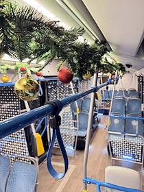 Жанровые фотографии. Автобус, украшенный к новому году