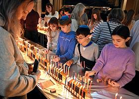 Ханукальный фестиваль 'Рекорд света' с массовым зажжением ханукальных свечей в знак солидарности с еврейской общиной Австралии и диаспорами всего мира у Мемориальной синагоги Российского Еврейского Конгресса (РЕК) на Поклонной горе