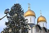 Украшение главной новогодней ели России на Соборной площади Московского Кремля