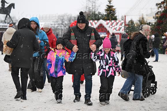 Жанровая съемка. Город елочных игрушек на Площади революции