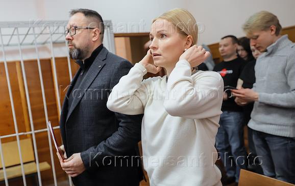 Судебное заседание по делу Ирины Чемезовой, бывшей жены Олега Чемезова, бывшего вице-губернатора Свердловской области, обвиняемой по ст. 159, ч.4, в Верх-Исетском районном суде в Екатеринбурге