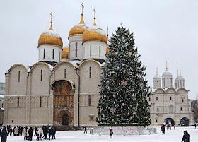 Genre photos. Russia's main Christmas tree on the Kremlin's Cathedral Square