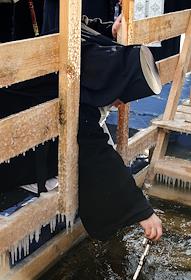 Праздник Крещения Господня (Богоявления). Верующие во время крещенских купаний на реке Ахтуба в Волжском