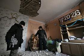 Последствия обстрела жилых частных домов в Куйбышевском районе Донецка