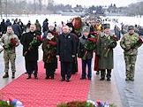 Памятные мероприятия, посвященные 82-й годовщине полного освобождения Ленинграда от фашистской блокады. Церемония возложения венков и цветов к монументу 'Мать-Родина' на Пискаревском мемориальном кладбище