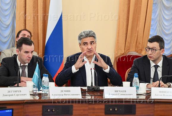 Круглый стол на тему 'Участие бизнеса в разработке реализации мастер-планов городов', проводит фрация 'Новые люди' в Государственной думе (ГД) России