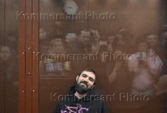 Оглашение приговора стендап-комику Артемию Останину, обвиняемому по делу о разжигании ненависти, в Мещанском районном суде