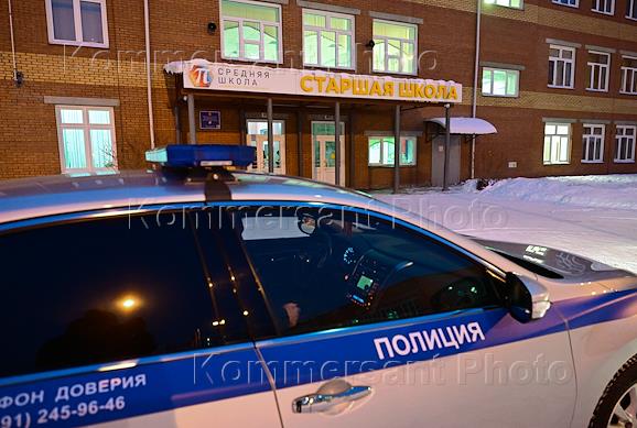 Ситуация у здания Школы 153 'комплекс Покровский' в Красноярске, в которой ученица 8-го класса устроила поджог, а также напала на учителя и одноклассников с молотком. Пострадали пятеро детей и педагог. Двое из учеников в состоянии средней тяжести: