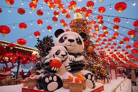 Жанровые фотографии. Праздничные украшения Манежной площади к Китайскому Новому году