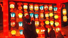 Жанровые фотографии. Фестиваль китайских (Цзыгунских) фонарей 12-го общегородского фестиваля 'Китайский Новый год — Веселый праздник Весны' у стен Петропавловской крепости