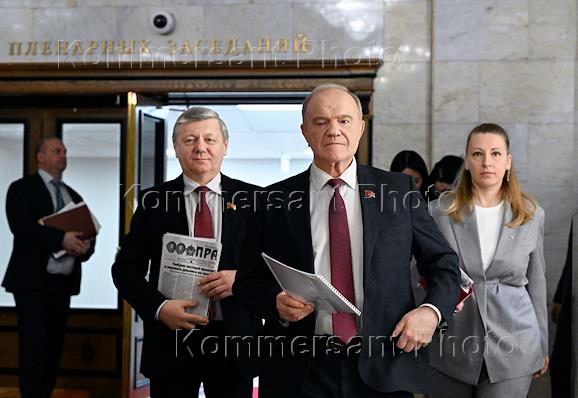 Пленарное заседание Государственной думы (ГД) России. Депутаты в кулуарах