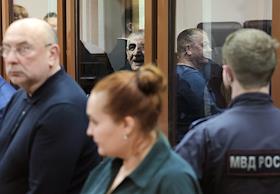 Судебное заседание по делу Шуджаяддина Раджабова, Акифа Сафарова, Аяза Сафарова, Бакира Сафарова, Камала Сафарова, Мазахира Сафалова и Шахина Шыхлински обвиняемых по делу об убийстве, совершенного группой лиц по предварительному сговору, рассматриваемое Кировским районным судом в Свердловском областном суде в Екатеринбурге