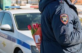 Поздравление сотрудниками ГИБДД женщин-водителей с Международным женским днем (8 марта) в Санкт-Петербурге