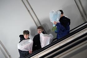 Жанровая фотография. Продажа цветов к Международному женскому дню 8 марта на Рижском рынке