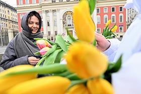 Поздравление жительниц Москвы с Международным женским днем на улицах города. Тверская площадь