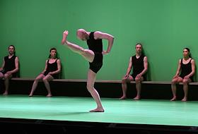 Церемония открытия 14-го сезона Международного фестиваля современной хореографии Context Diana Vishneva. Сбор гостей и спектакль 'Хора' хореографа Охада Наарина на музыку Исао Томита в исполнении труппы Context на сцене Театра Ермоловой