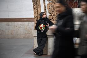 Поздравление жительниц города Москвы с Международным женским днем в метро